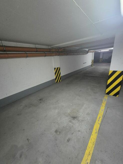 Podwójne miejsce postojowe w garażu podziemnym, metro Trocka