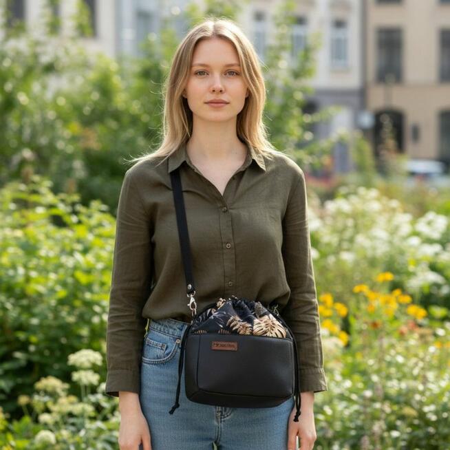 Torebka Sakiewka Czarna z Motywem Złoty Monster – Handmade