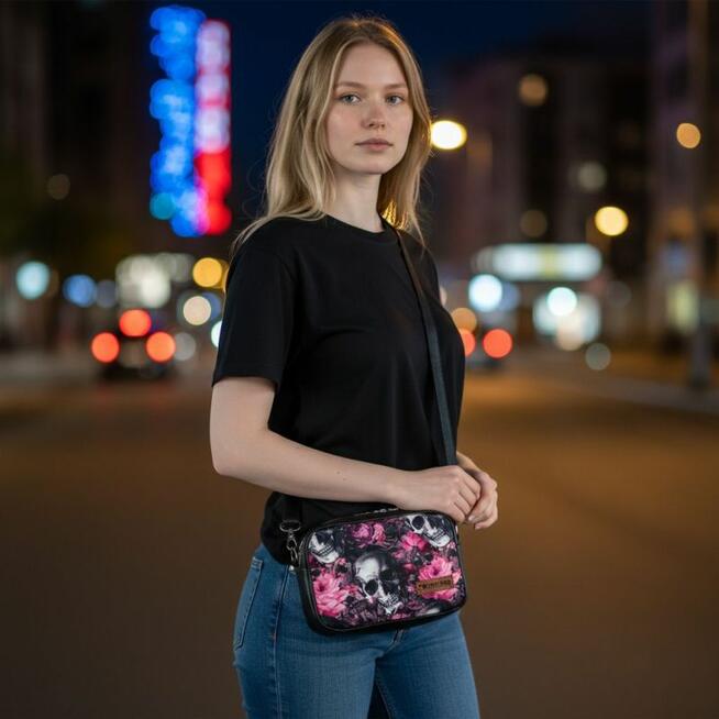 Mini Torebka Box – Czarna z Motywem Czaszek i Kwiatów