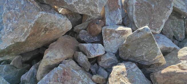 Bryła kamienna Różowa. Ozdobny kamień do ogrodu na skalniak