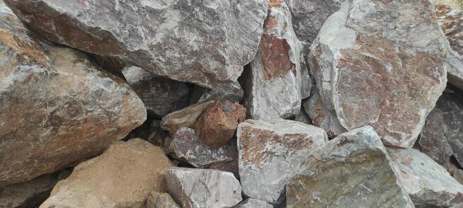 Bryła kamienna Różowa. Ozdobny kamień do ogrodu na skalniak