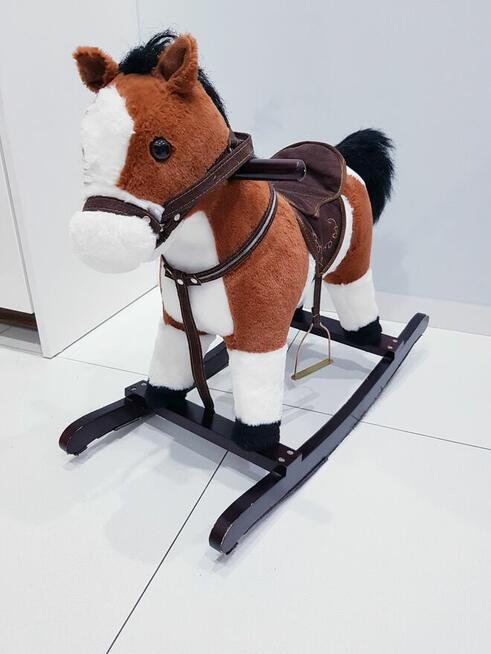 Interaktywny koń na biegunach