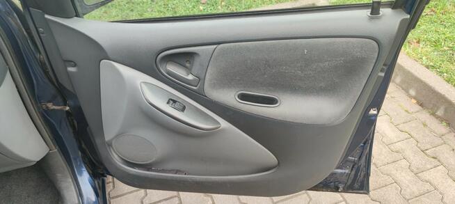 Syndyk sprzeda samochód osobowy TOYOTA YARIS 2002
