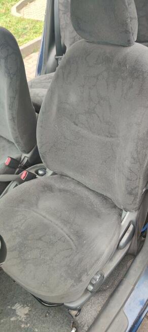 Syndyk sprzeda samochód osobowy TOYOTA YARIS 2002