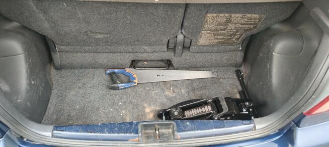 Syndyk sprzeda samochód osobowy TOYOTA YARIS 2002