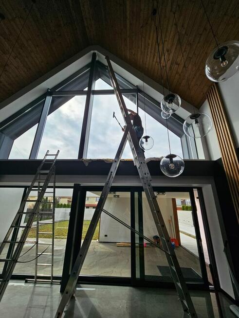 Mycie okien antresoli witryn sklepowych przeszkleń daszków