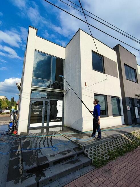 Mycie okien antresoli witryn sklepowych przeszkleń daszków