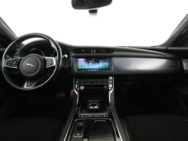 Jaguar XF 20d Automat R-Sport AWD Navi Tempomat GrzaneFotele Meridian Kamera LED