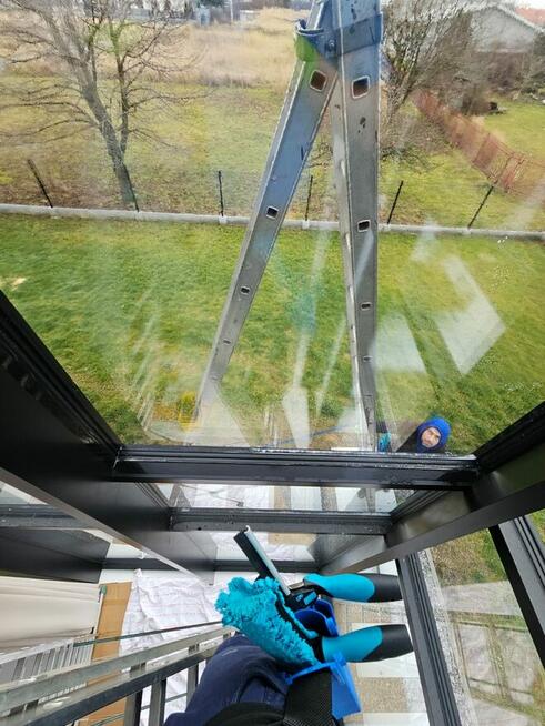 Mycie okien antresoli witryn sklepowych przeszkleń daszków