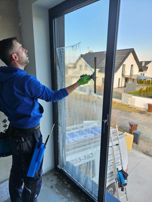 Mycie okien antresoli witryn sklepowych przeszkleń daszków