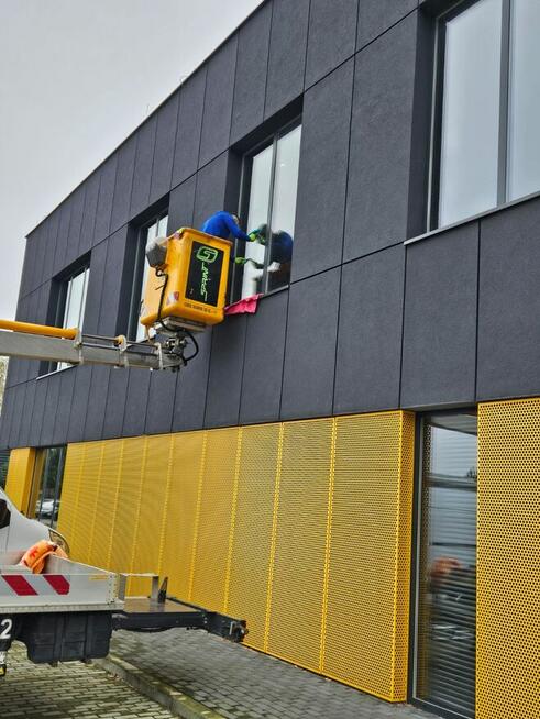 Mycie okien antresoli witryn sklepowych przeszkleń daszków