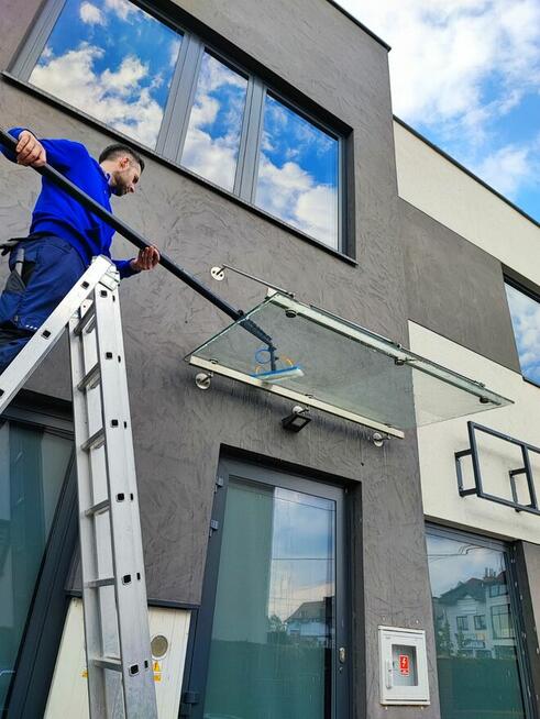 Mycie okien antresoli witryn sklepowych przeszkleń daszków