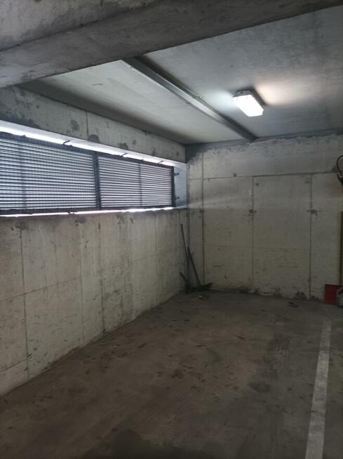 Wynajmę miejsce parkingowe w garażu fliegera 18