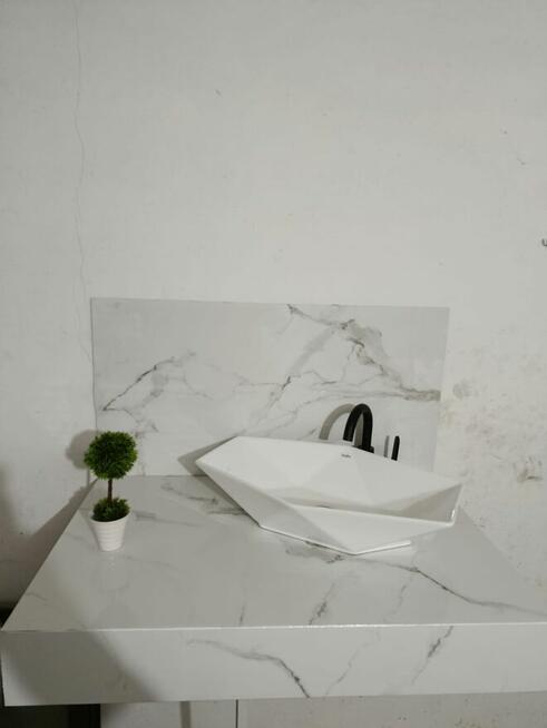 Umywalki nablatowe z płytek ceramicznych, donice, stoły