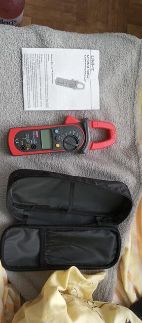 cyfrowy miernik cęgowy UNI-T UT204A.