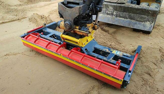 Osprzęt na ramię Niwelator terenu z wałem gładkim ! Równiarka