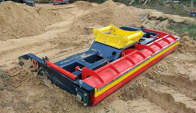 Osprzęt na ramię Niwelator terenu z wałem gładkim ! Równiarka