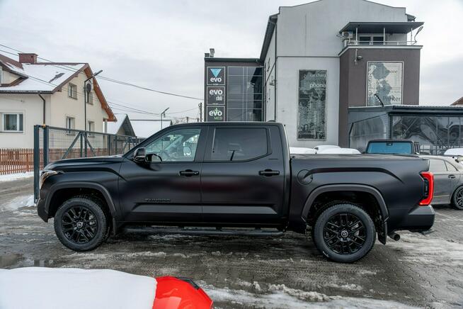 Toyota Tundra Metamorfoza – Z salonowego połysku w matową bestię