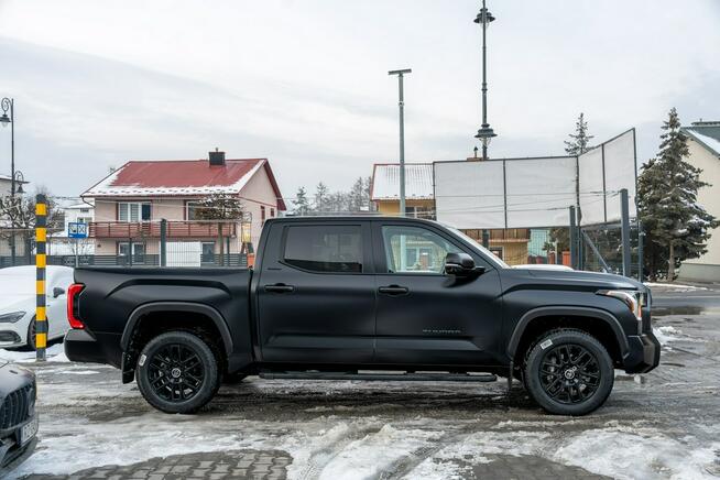 Toyota Tundra Metamorfoza – Z salonowego połysku w matową bestię