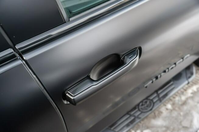 Toyota Tundra Metamorfoza – Z salonowego połysku w matową bestię