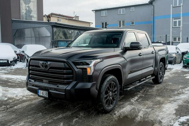 Toyota Tundra Metamorfoza – Z salonowego połysku w matową bestię