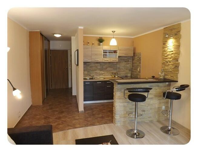 Jasne studio, miejsce postojowe, Tysiąclecia 19