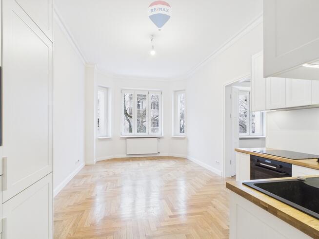 Dwupokojowe, nieumeblowane mieszkanie w kamienicy