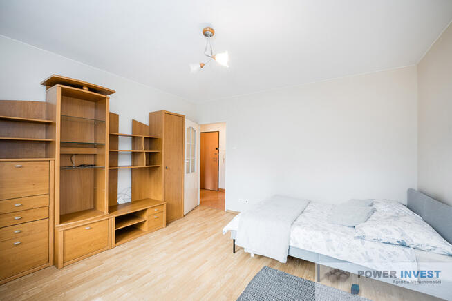 Jasna kawalerka z balkonem blisko komunikacji