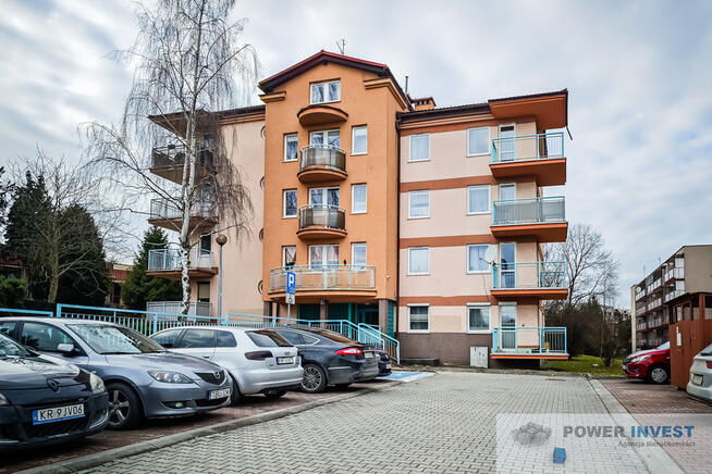 Jasna kawalerka z balkonem blisko komunikacji