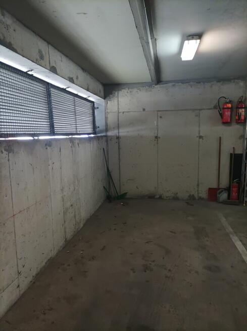 Wynajmę miejsce parkingowe w garażu fliegera 18