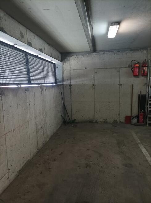 Wynajmę miejsce parkingowe w garażu fliegera 18