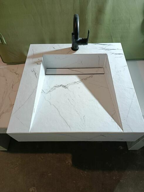 Umywalki nablatowe z płytek ceramicznych, donice, stoły