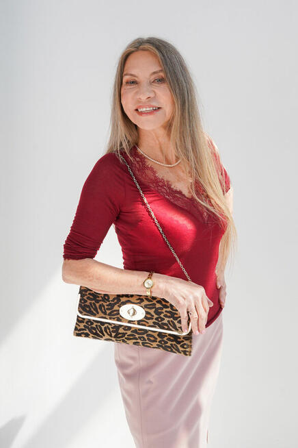 Modelka komercyjna zareklamuje produkt dla dojrzałych kobiet