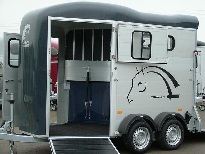 Przyczepa do przewozu koni z przednim wyjściem dla koni