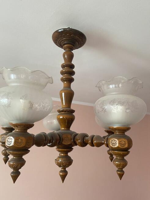 Na sprzedaż żyrandol z drewna