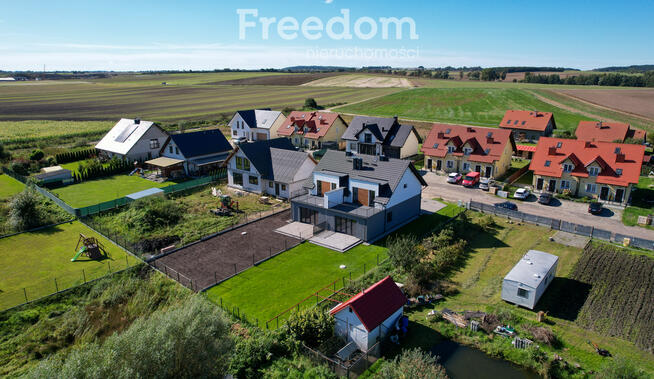 Nowoczesny dom w zabudowie bliźniaczej – Pszczółki