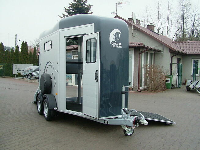 Przyczepa do przewozu koni z przednim wyjściem dla koni
