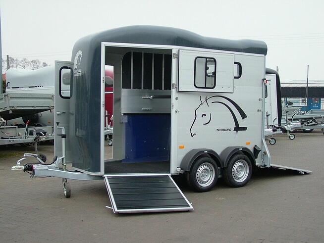 Przyczepa do przewozu koni z przednim wyjściem dla koni