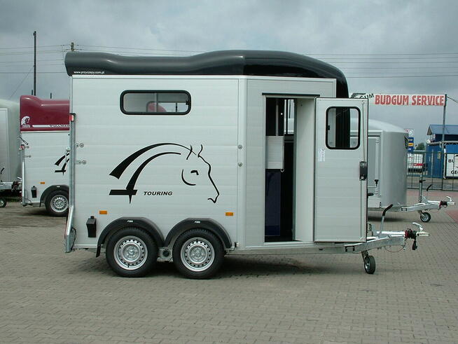 Przyczepa do przewozu koni z przednim wyjściem dla koni