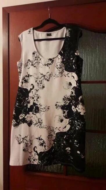 Sukienka dzianina biała czarna XL elastyczna w kwiaty