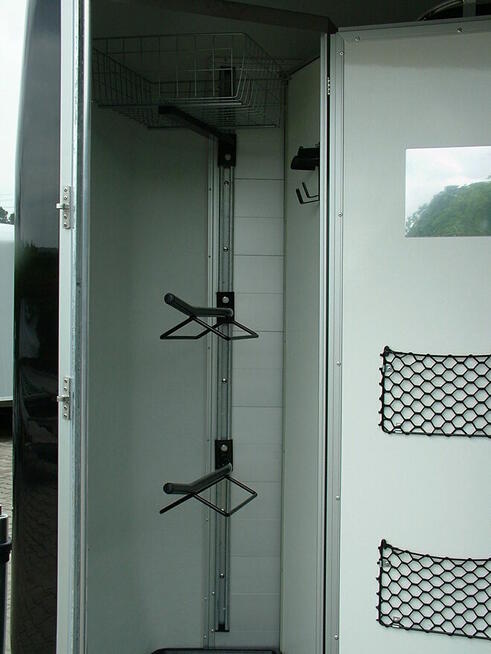 Przyczepa do przewozu koni z przednim wyjściem dla koni