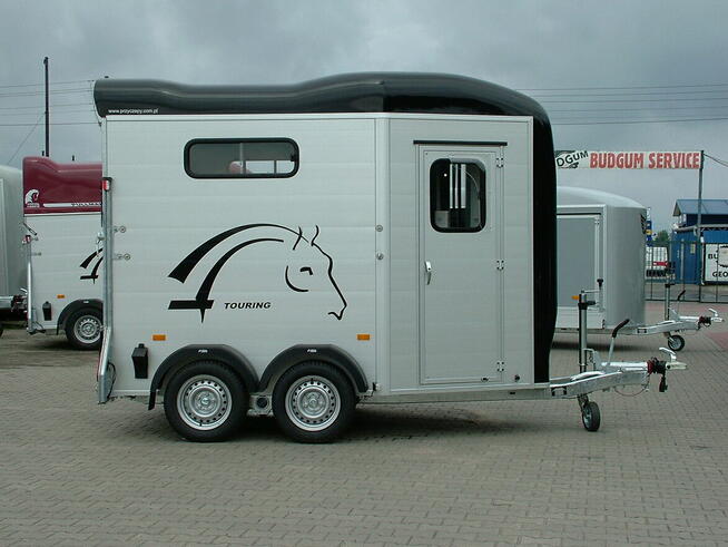 Przyczepa do przewozu koni z przednim wyjściem dla koni