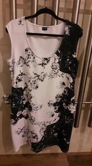 Sukienka dzianina biała czarna XL elastyczna w kwiaty