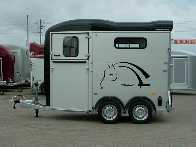 Przyczepa do przewozu koni z przednim wyjściem dla koni