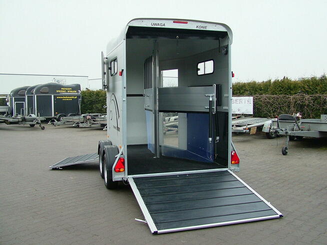 Przyczepa do przewozu koni z przednim wyjściem dla koni