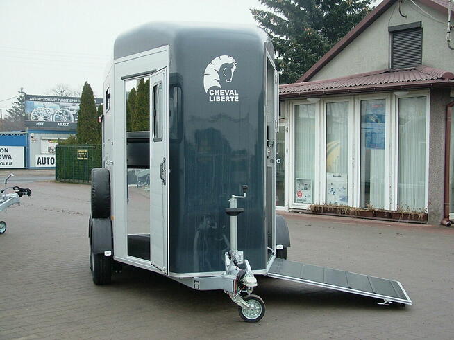 Przyczepa do przewozu koni z przednim wyjściem dla koni