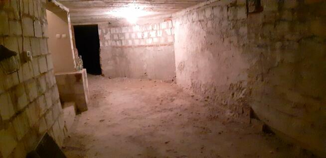 Ciekawy, z piwnicami, do wykończenia