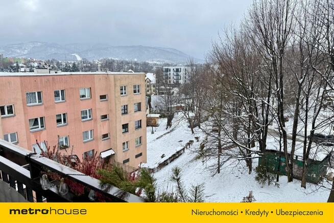 Mieszkanie 3 pokojowe z balkonem w niskim bloku.