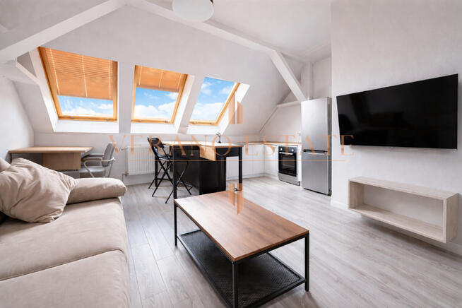 ZALANE SŁOŃCEM | ANTRESOLA | ZAMKNIĘTE OSIEDLE