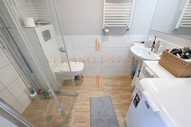 ZALANE SŁOŃCEM | ANTRESOLA | ZAMKNIĘTE OSIEDLE